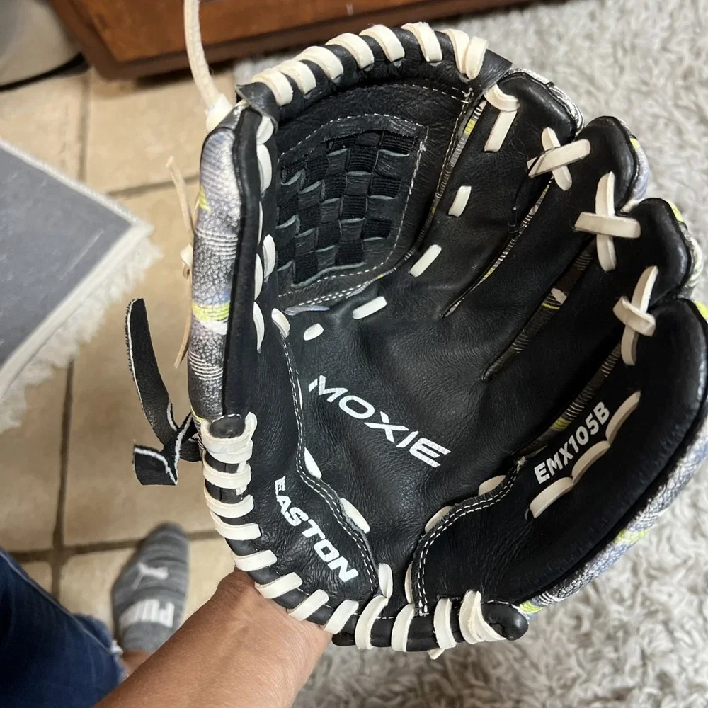 Easton | Moxie Youth Baseball Glove |‎ Sizes EMX105B REG